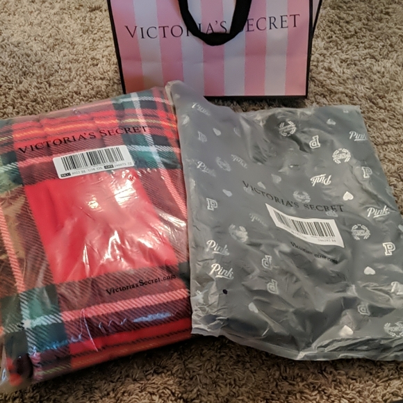 Victoria's Secret Pink Sherpa Plaid Blanket & Tote - Picture 5 of 7